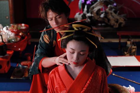 “歌麿”玉木宏、花魁・芋生悠の色気漂う背後から…／映画。